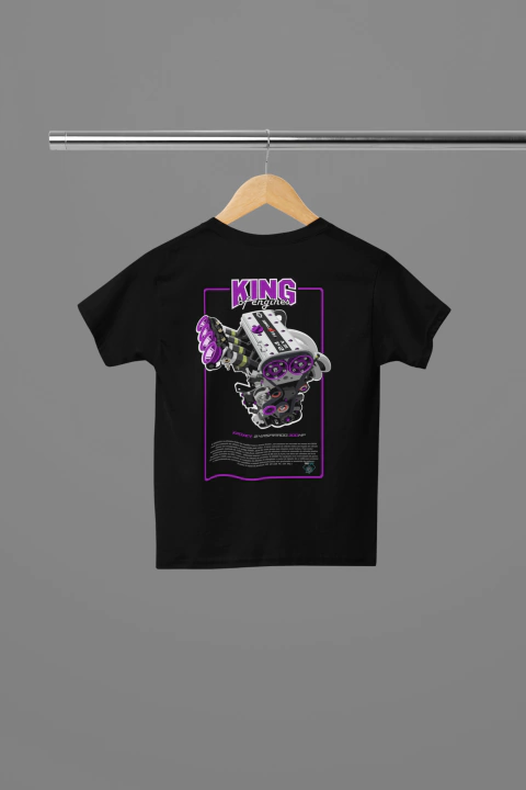 Camiseta infantil preta com estampa "King of Engines" na parte de trás, apresentando um design gráfico de um motor estilizado.