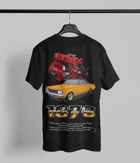 Camiseta preta com estampa do carro Chevrolet Opala de luxo e motor em destaque.