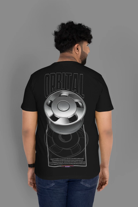 Camiseta preta plus size com estampa traseira de roda orbital em tons de cinza, vista de costas com modelo masculino