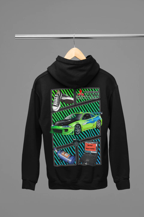 Moletom canguru preto com estampa colorida nas costas mostrando um carro esportivo verde, tênis, extintor de incêndio e notebook com aviso