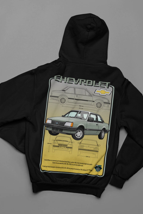 Moletom canguru preto com estampa de ficha técnica de carro Chevrolet, mostrando diversas vistas do veículo e informações técnicas.