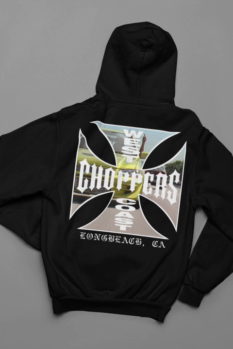 Moletom Canguru preto com estampa colorida na parte de trás, apresentando a frase "WEST COAST CHOPPERS" e uma imagem de um carro em Long Beach, CA.