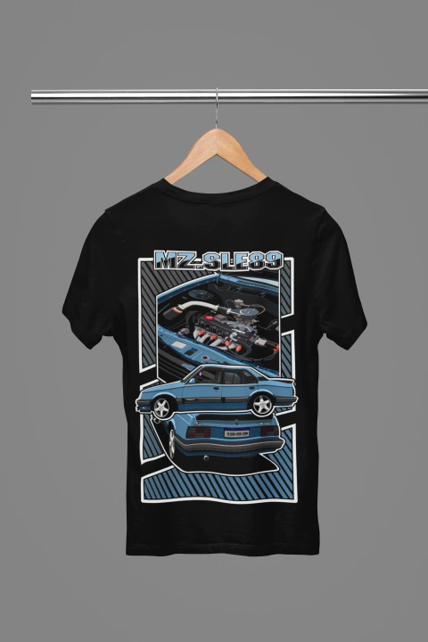 Camiseta preta com estampa de um carro Monza, mostrando o motor e a traseira do veículo.