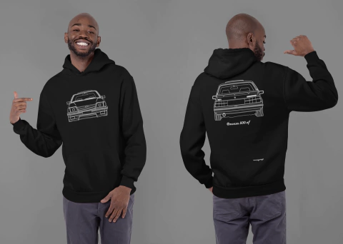 Modelo usando um moletom canguru preto com arte line art de um carro Monza, mostrando a frente e a traseira do veículo.