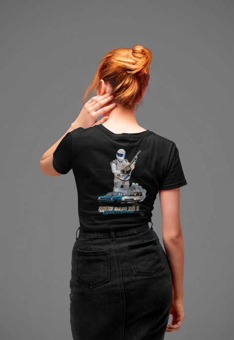 Camiseta babylook preta com estampa de um personagem tocando violão, com a frase "quem tem dó é violão" e ilustrações de carros clássicos.