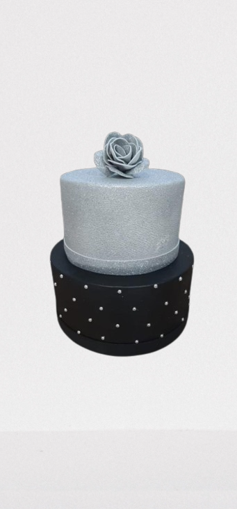 BOLO FAKE FLORAL PRETO E PRATA