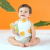 Bebê de 3 meses segurando firmemente o chocalho e mordedor ergonômico Grab and Spin da Bright Starts pela alça de plástico macio