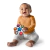 Bebê segurando o brinquedo Curiosity Clutch da Baby Einstein, mostrando as funções de girar e apertar as bolinhas de silicone