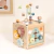 Cubo de descobertas de madeira da Tooky Toy com atividades para coordenação motora, incluindo trilhos com contas coloridas e peças móveis com desenhos infantis