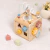 Cubo de descobertas de madeira da Tooky Toy com atividades para coordenação motora, incluindo trilhos com contas coloridas e peças móveis com desenhos infantis