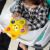 Brinquedo sensorial Estrela do Mar com Ventosa Baby Einstein Pop e Glow, fixada em uma mesa lisa, brilhando com luzes coloridas e suaves