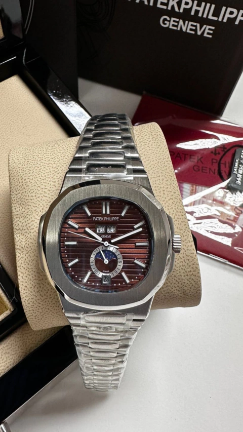 PATEK PH. NAUTILUS FASES DA LUA PREMIUM ATM. PRATA FUNDO VERMELHO41MM