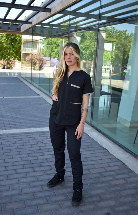 Ambo Eva Negro (vivos beige)