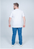 Camiseta plus size básica lisa de cor branca, vista traseira, confeccionada em 100% algodão.