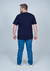 Camiseta plus size azul marinho vista de trás, confeccionada em 100% algodão, combinada com jeans.