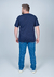 Camiseta plus size gola careca de meia malha na cor azul marinho, vista de costas, com um homem usando jeans.