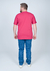 Camiseta plus size básica lisa na cor bordô, vista traseira, modelo masculino usando calça jeans.