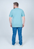 Model masculino usando uma camiseta plus size azul claro, vista de costas.