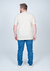 Camiseta plus size malha botonê bege vista traseira, combinada com jeans e tênis brancos.