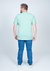 Camiseta plus size verde claro vista de trás, em malha relevo, combinada com jeans.