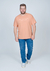 Homem usando camiseta plus size laranja com estampa em destaque, pose de frente.