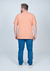Camiseta plus size malha maquinetada na cor laranja vista de costas, combinada com jeans.