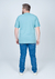 Homem usando camiseta plus size azul claro, vista traseira, combinando com jeans.