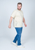 Camiseta plus size bege 100% algodão, modelo masculino, com estampa lateral, em ambiente neutro.