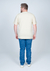 Camiseta Plus Size 100% Algodão na cor bege, vista traseira, com um homem usando jeans e tênis branco.