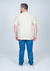 Camiseta plus size básica lisa em algodão na cor bege, vista de costas, combinada com jeans azuis.
