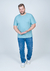 Camiseta Plus Size Básica Lisa 100% Algodão na cor azul claro, usada por um homem que está posando em pé.