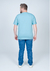 Camiseta plus size básica lisa em algodão azul claro vista de costas.