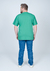 Camiseta plus size básica lisa de 100% algodão na cor verde, vista traseira.