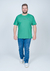 Camiseta plus size verde 100% algodão com estampa "FIND THE WAVE", modelo masculino usando jeans e tênis.