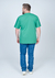 Camiseta plus size verde, 100% algodão, vista traseira. Ideal para looks casuais e confortáveis.