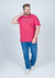 Camiseta plus size bordô com estampa "SURFRIDER", modelo masculino, usando jeans e tênis brancos.