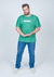 Camiseta plus size verde de 100% algodão da marca YOUSIZE, modelo Half, sendo exibida por um modelo masculino.