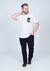 Camiseta plus size branca de algodão com estampa em um bolso frontal, modelo masculino posando.