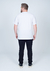 Camiseta branca plus size 100% algodão vista de costas, combinada com calça preta.