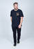 Camiseta plus size preta de 100% algodão com bolso estampado, modelagem confortável e moderna.