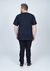 Camiseta plus size preta de 100% algodão vista de costas.
