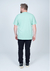 Camiseta plus size verde claro vista de costas, com mangas curtas e tecido em malha relevo.
