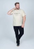 Camiseta plus size bege 100% algodão com estampa "Happiness" em um modelo masculino.