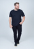 Camiseta básica plus size lisa em algodão, modelo masculino, com fundo neutro.