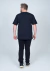 Camiseta plus size básica lisa, feita 100% de algodão, vista de costas.