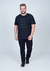 Homem sorridente usando uma camiseta plus size preta com a frase "LEAVE YOUR LIMITS BEHIND".