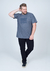 Camiseta Plus Size Malha Botonê na cor azul marinho, modelagem confortável, com estampa de touro e a palavra "Plus Size".