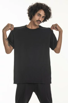 CAMISETA KOROVA REGULAR BASICA PRETA na internet