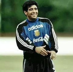 Imagen de CAMISETA RETRO DE MARADONA 1994 + BUZO AFA RETRO 1994 DE REGALO