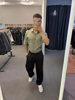 PANTALON PINZADO LISO NEGRO